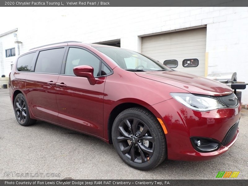 Front 3/4 View of 2020 Pacifica Touring L