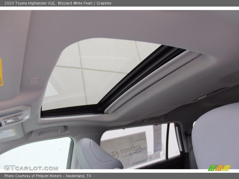Blizzard White Pearl / Graphite 2020 Toyota Highlander XLE