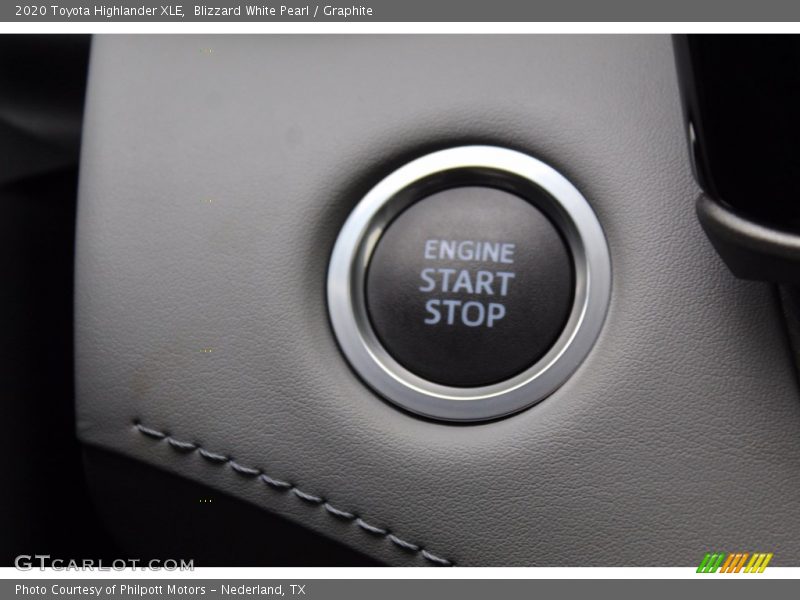 Blizzard White Pearl / Graphite 2020 Toyota Highlander XLE