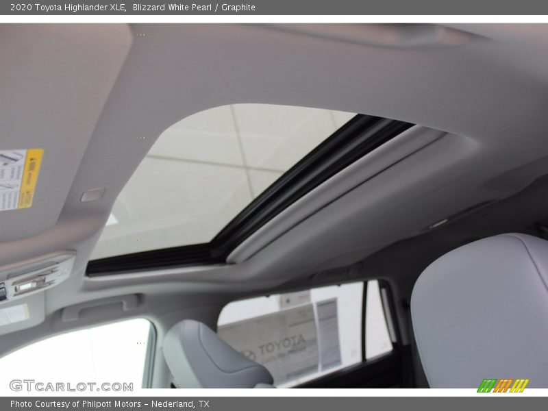 Blizzard White Pearl / Graphite 2020 Toyota Highlander XLE