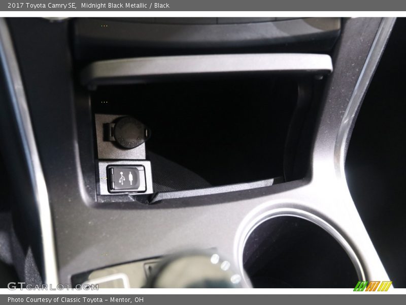Midnight Black Metallic / Black 2017 Toyota Camry SE