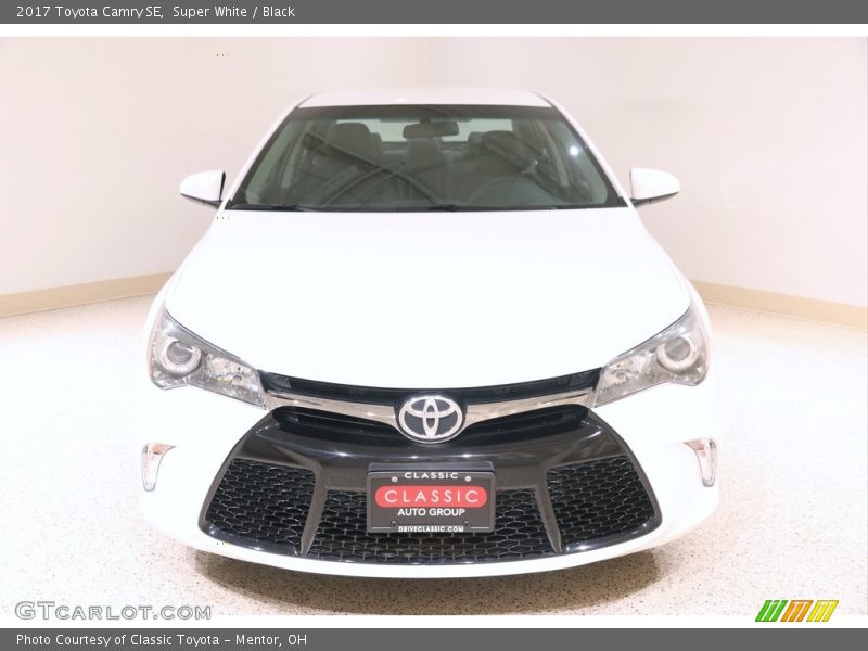 Super White / Black 2017 Toyota Camry SE