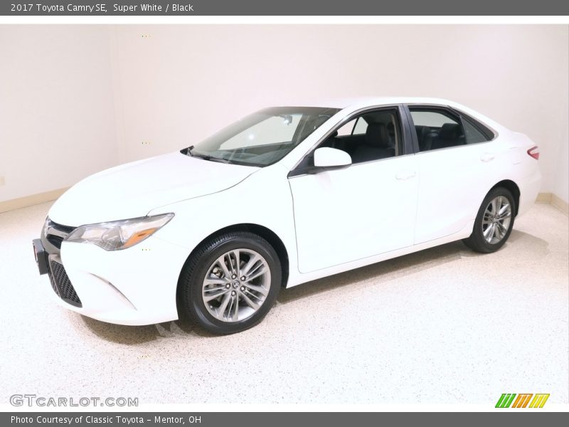 Super White / Black 2017 Toyota Camry SE