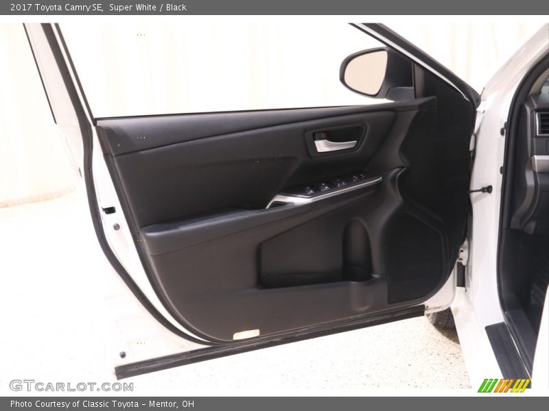 Super White / Black 2017 Toyota Camry SE