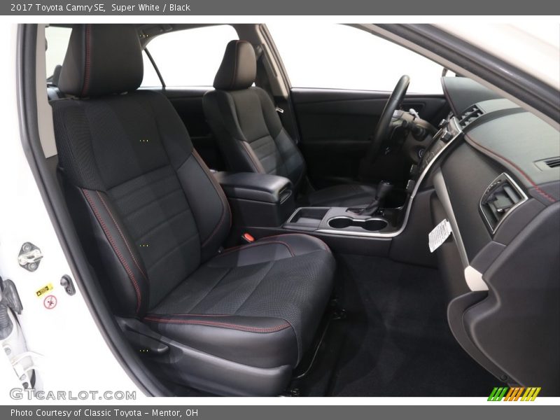 Super White / Black 2017 Toyota Camry SE