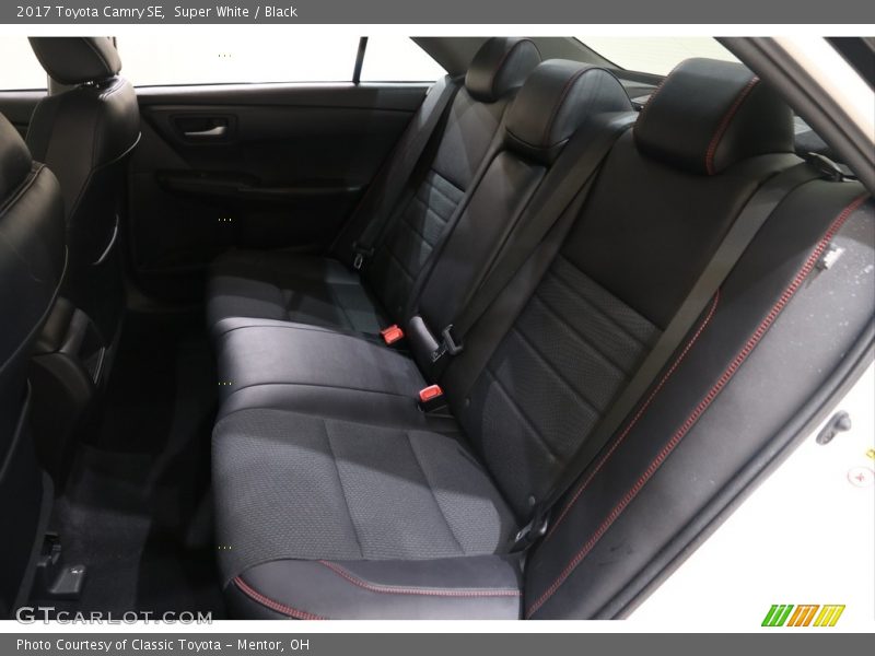 Super White / Black 2017 Toyota Camry SE