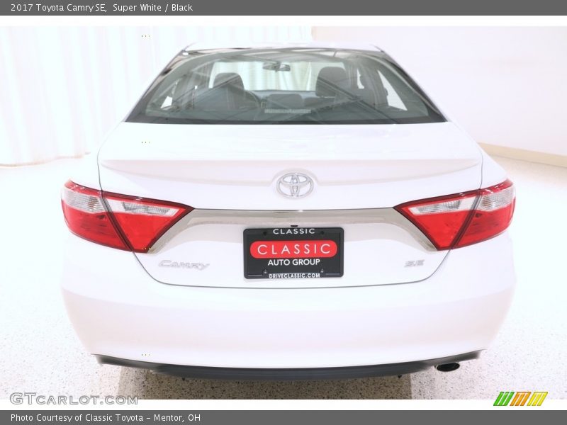 Super White / Black 2017 Toyota Camry SE
