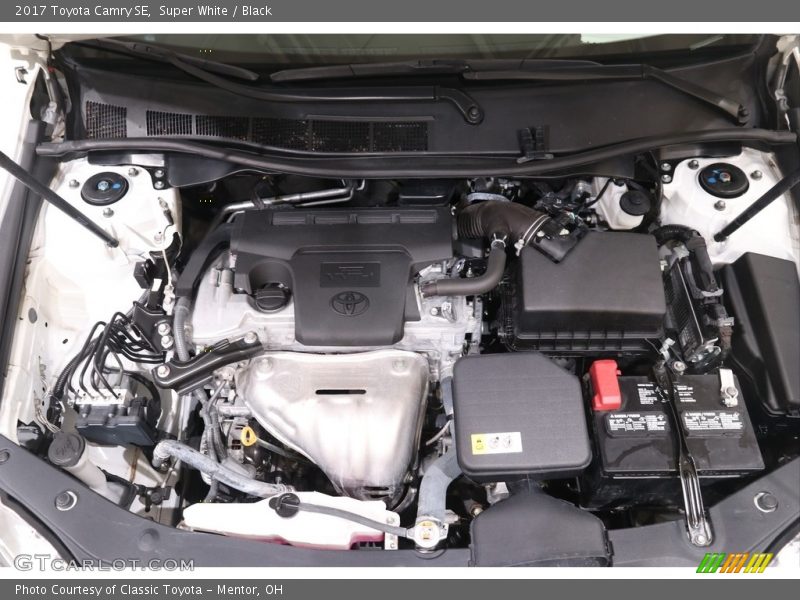 Super White / Black 2017 Toyota Camry SE