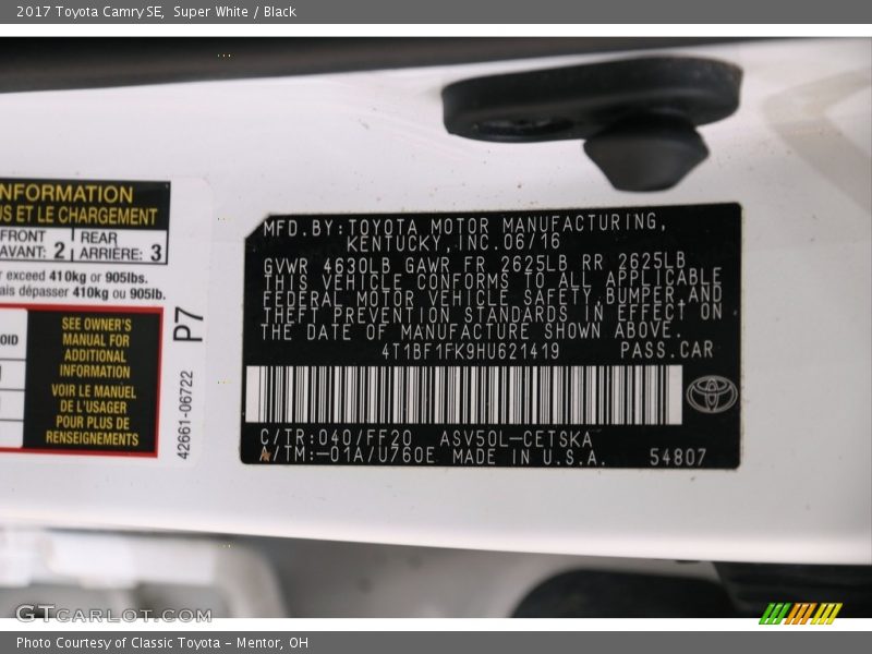 Super White / Black 2017 Toyota Camry SE