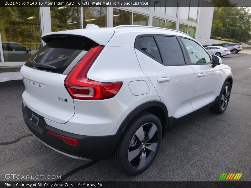 Crystal White Metallic / Blond/Charcoal 2021 Volvo XC40 T5 Momentum AWD