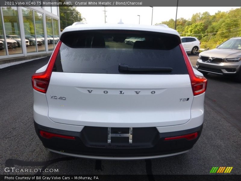 Crystal White Metallic / Blond/Charcoal 2021 Volvo XC40 T5 Momentum AWD