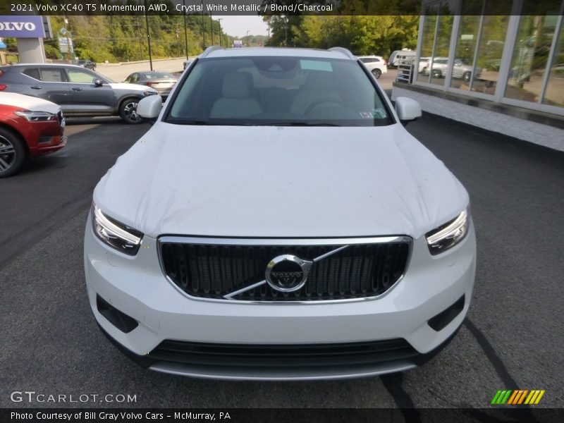 Crystal White Metallic / Blond/Charcoal 2021 Volvo XC40 T5 Momentum AWD