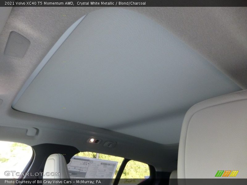 Crystal White Metallic / Blond/Charcoal 2021 Volvo XC40 T5 Momentum AWD