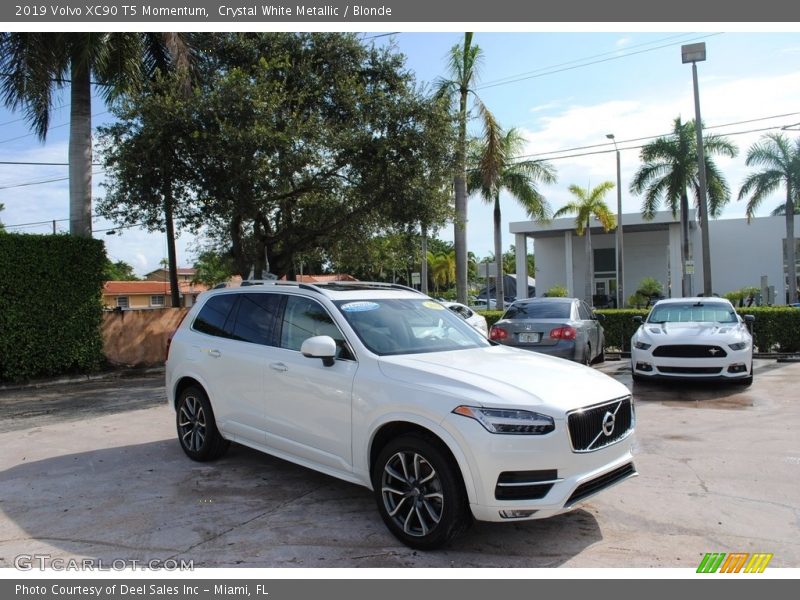 Crystal White Metallic / Blonde 2019 Volvo XC90 T5 Momentum