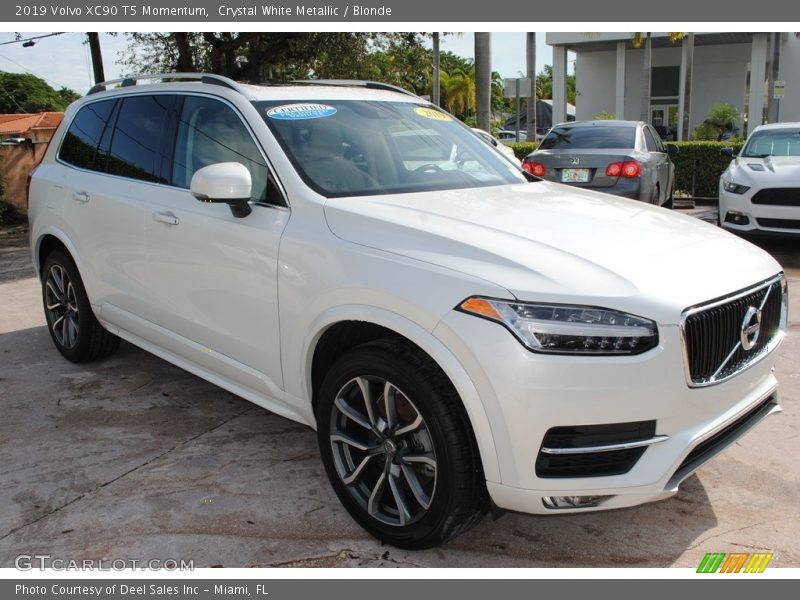 Front 3/4 View of 2019 XC90 T5 Momentum