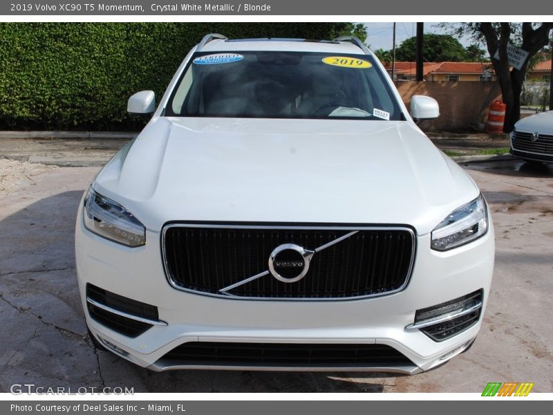 Crystal White Metallic / Blonde 2019 Volvo XC90 T5 Momentum