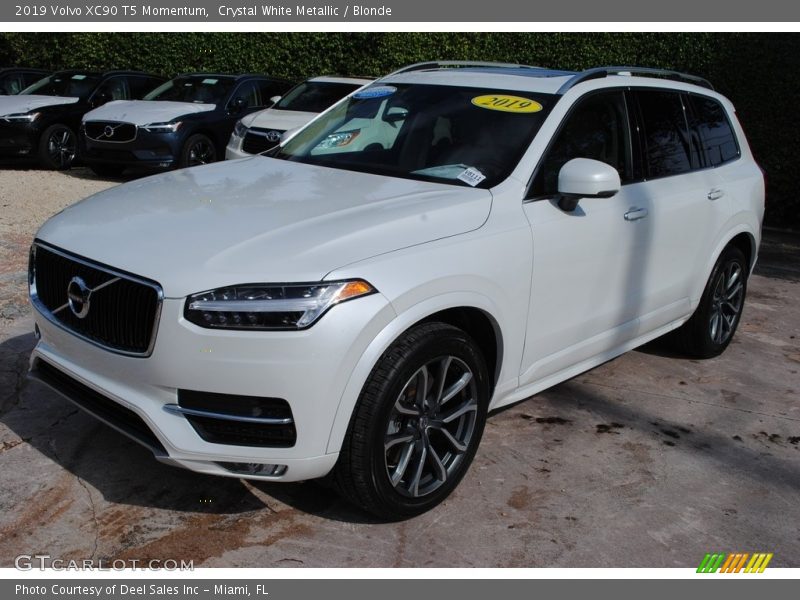  2019 XC90 T5 Momentum Crystal White Metallic
