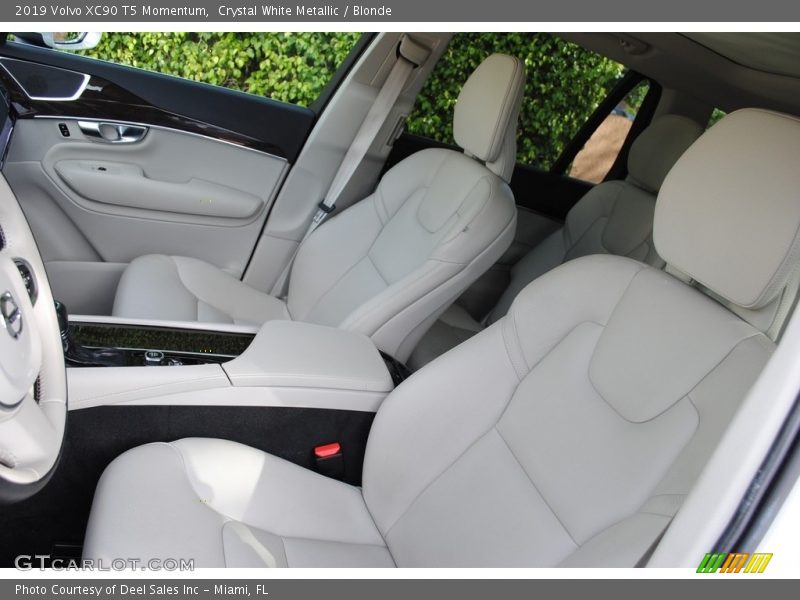 Front Seat of 2019 XC90 T5 Momentum