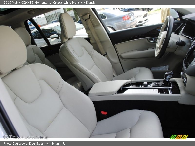 Crystal White Metallic / Blonde 2019 Volvo XC90 T5 Momentum