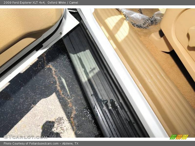 Oxford White / Camel 2009 Ford Explorer XLT 4x4
