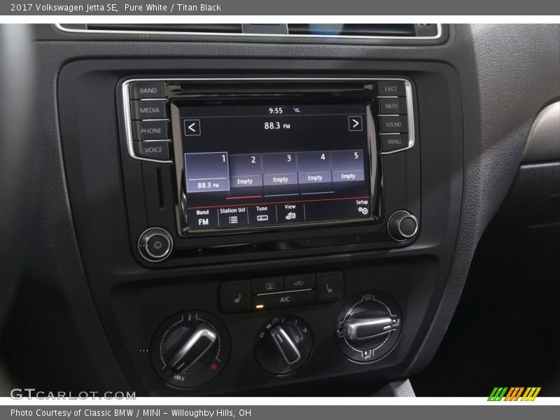 Pure White / Titan Black 2017 Volkswagen Jetta SE