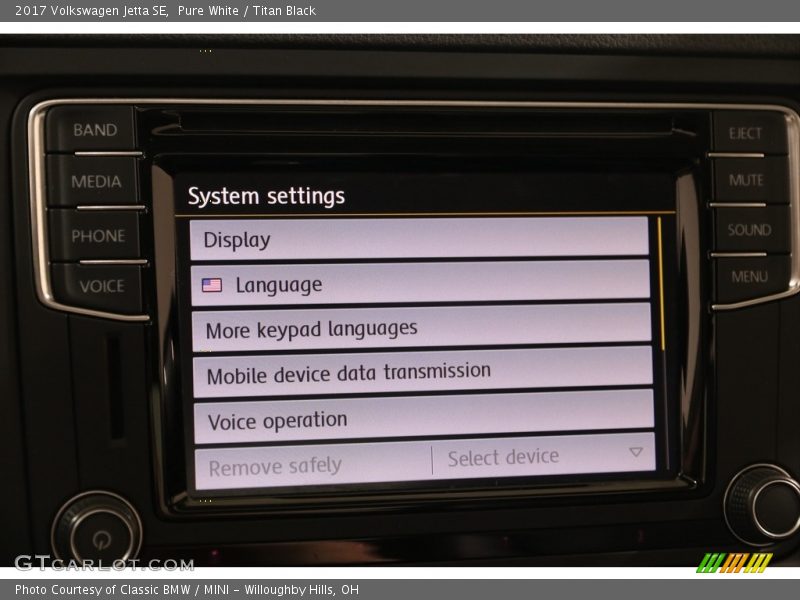 Pure White / Titan Black 2017 Volkswagen Jetta SE
