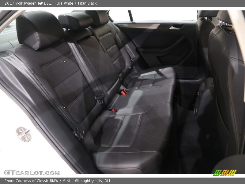 Pure White / Titan Black 2017 Volkswagen Jetta SE