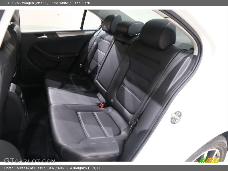 Pure White / Titan Black 2017 Volkswagen Jetta SE