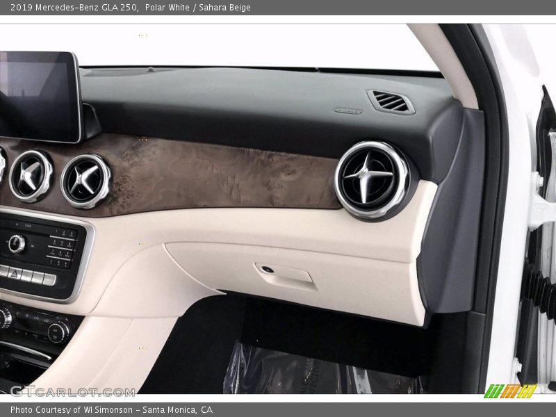 Polar White / Sahara Beige 2019 Mercedes-Benz GLA 250