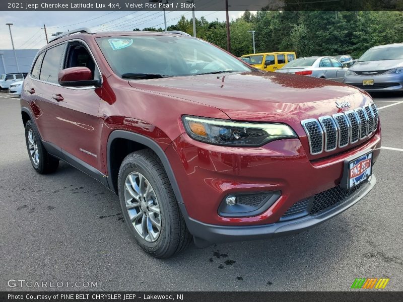 Front 3/4 View of 2021 Cherokee Latitude Lux 4x4