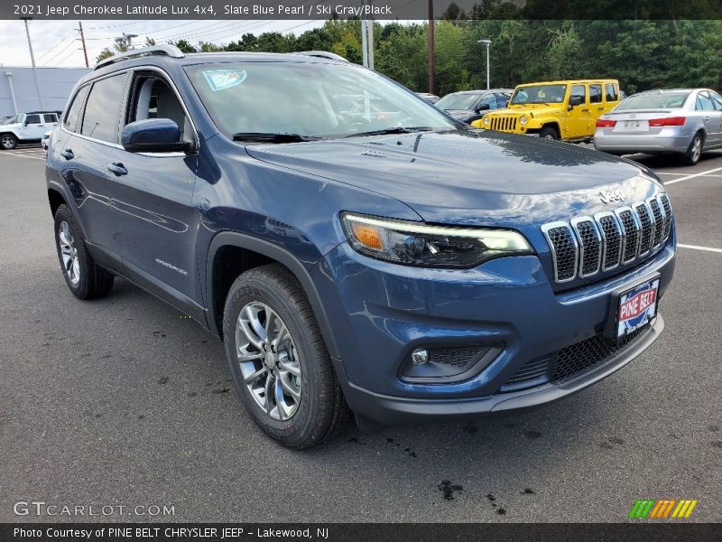 Front 3/4 View of 2021 Cherokee Latitude Lux 4x4