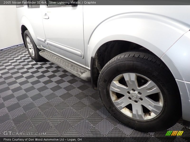 Silver Lightning Metallic / Graphite 2005 Nissan Pathfinder SE 4x4