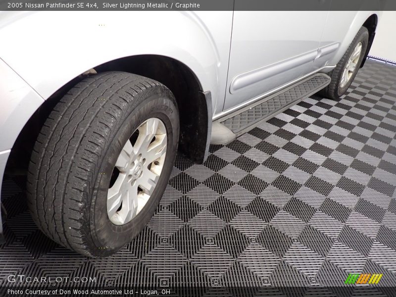 Silver Lightning Metallic / Graphite 2005 Nissan Pathfinder SE 4x4
