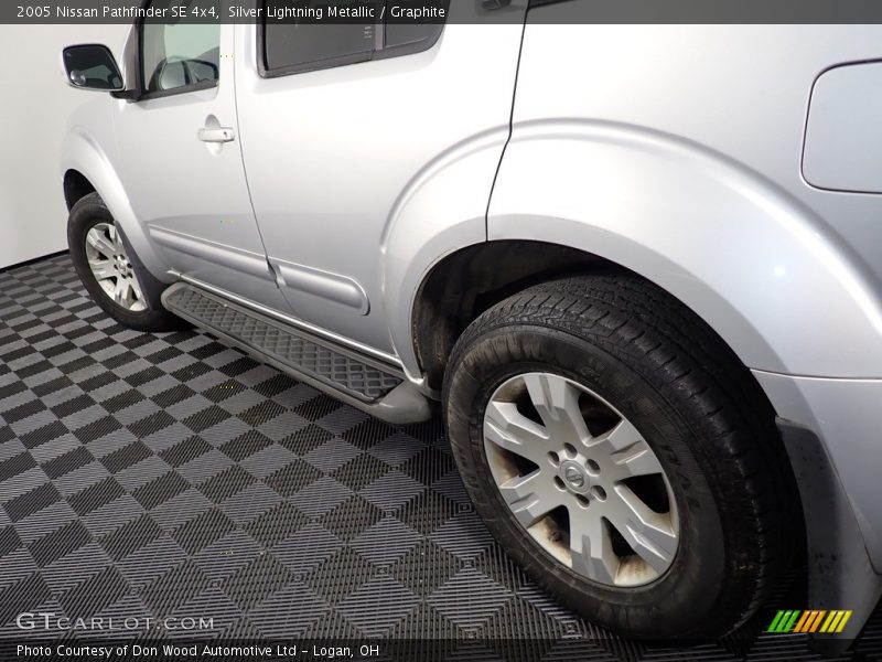 Silver Lightning Metallic / Graphite 2005 Nissan Pathfinder SE 4x4