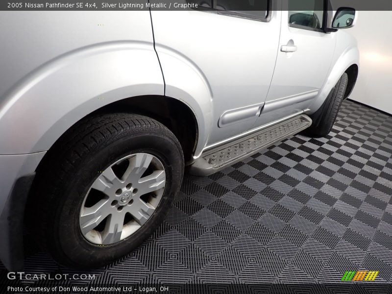 Silver Lightning Metallic / Graphite 2005 Nissan Pathfinder SE 4x4