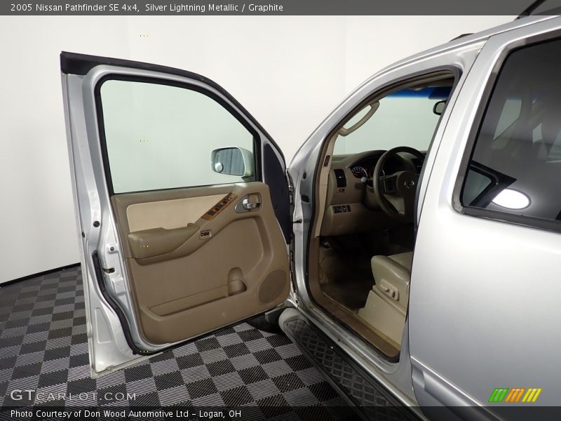 Silver Lightning Metallic / Graphite 2005 Nissan Pathfinder SE 4x4