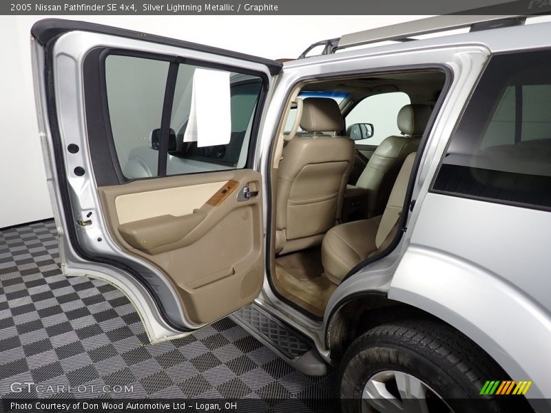 Silver Lightning Metallic / Graphite 2005 Nissan Pathfinder SE 4x4