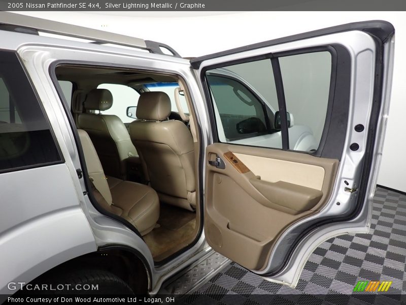 Silver Lightning Metallic / Graphite 2005 Nissan Pathfinder SE 4x4