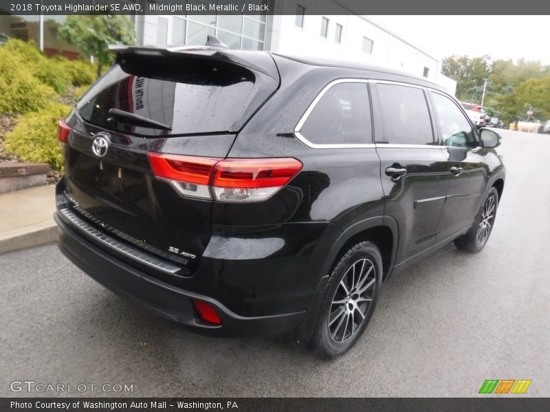 Midnight Black Metallic / Black 2018 Toyota Highlander SE AWD