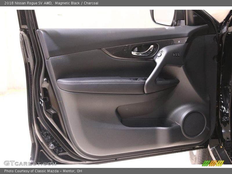 Magnetic Black / Charcoal 2018 Nissan Rogue SV AWD