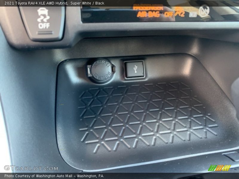 Super White / Black 2021 Toyota RAV4 XLE AWD Hybrid