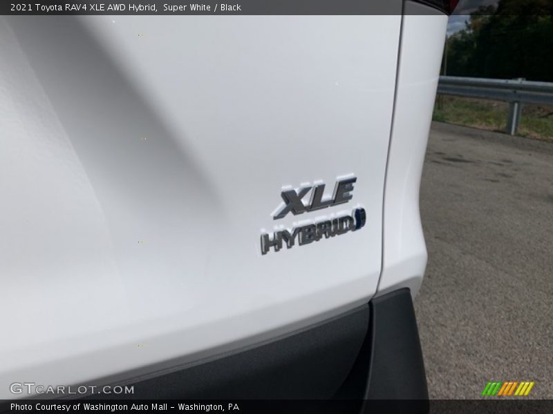 Super White / Black 2021 Toyota RAV4 XLE AWD Hybrid