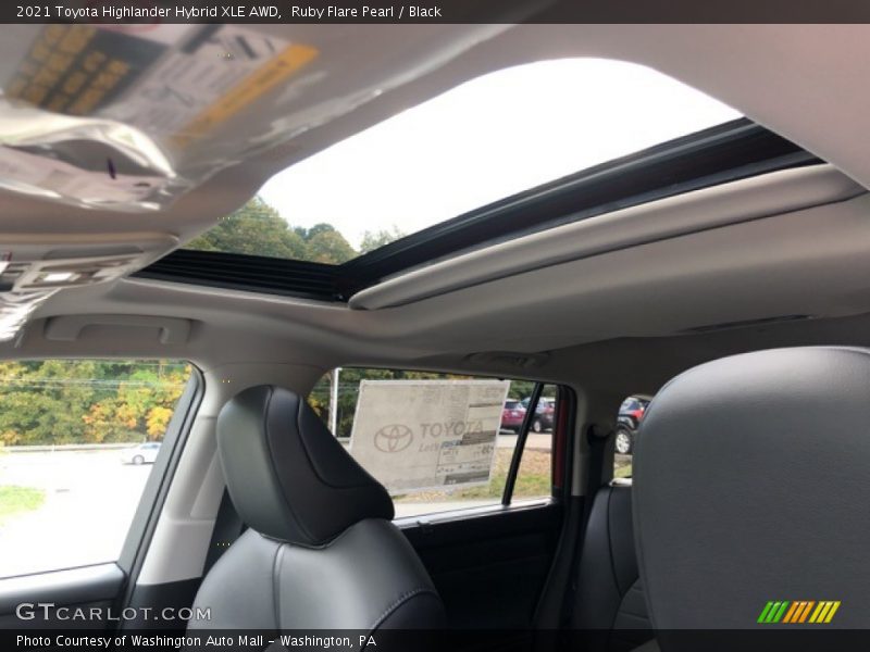 Sunroof of 2021 Highlander Hybrid XLE AWD