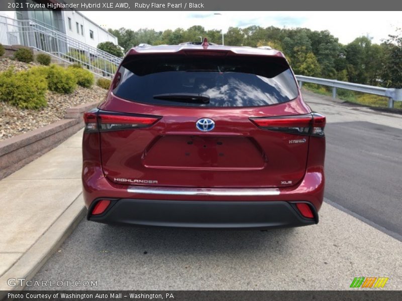 Ruby Flare Pearl / Black 2021 Toyota Highlander Hybrid XLE AWD