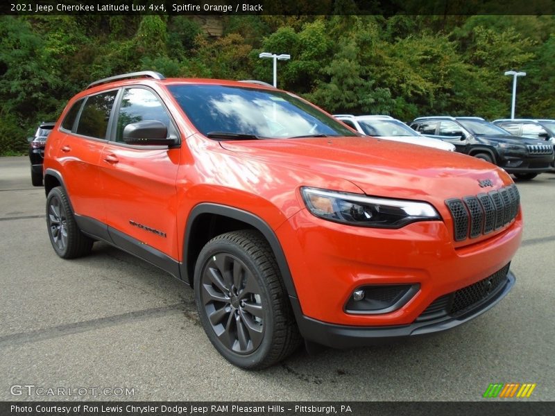 Front 3/4 View of 2021 Cherokee Latitude Lux 4x4
