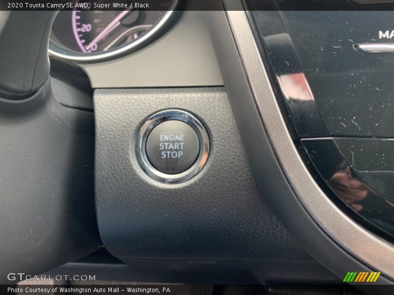 Super White / Black 2020 Toyota Camry SE AWD