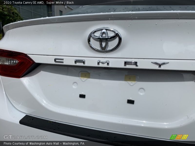 Super White / Black 2020 Toyota Camry SE AWD