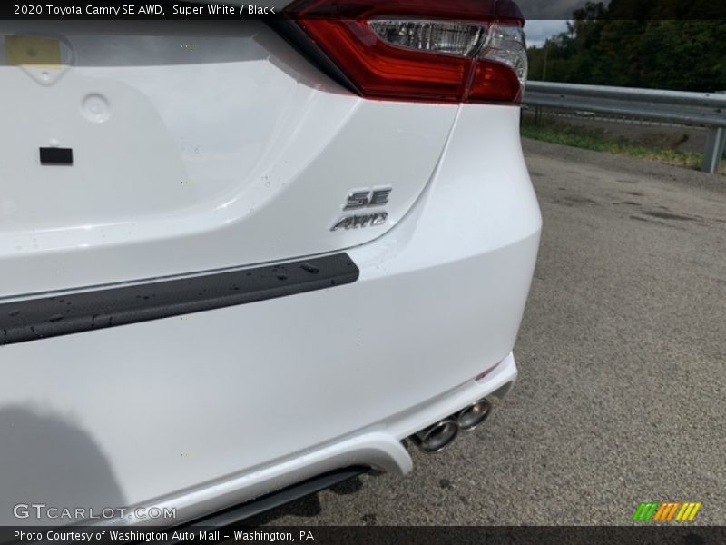 Super White / Black 2020 Toyota Camry SE AWD