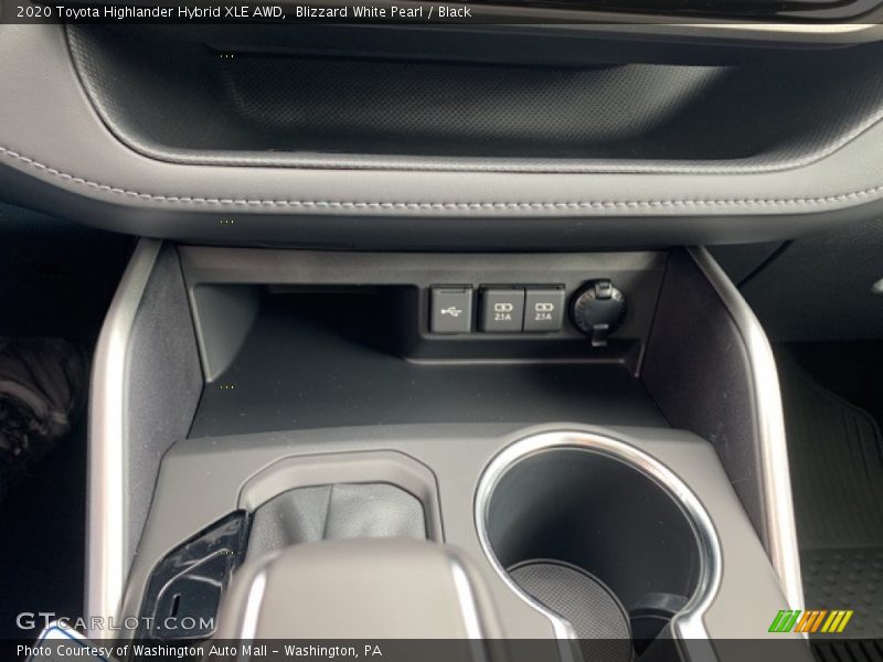 Blizzard White Pearl / Black 2020 Toyota Highlander Hybrid XLE AWD