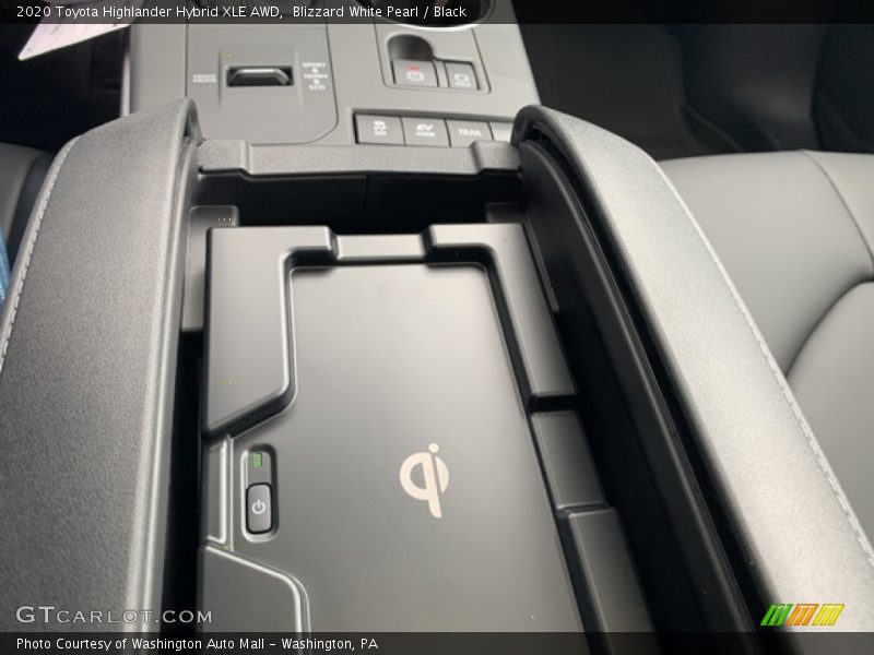 Blizzard White Pearl / Black 2020 Toyota Highlander Hybrid XLE AWD